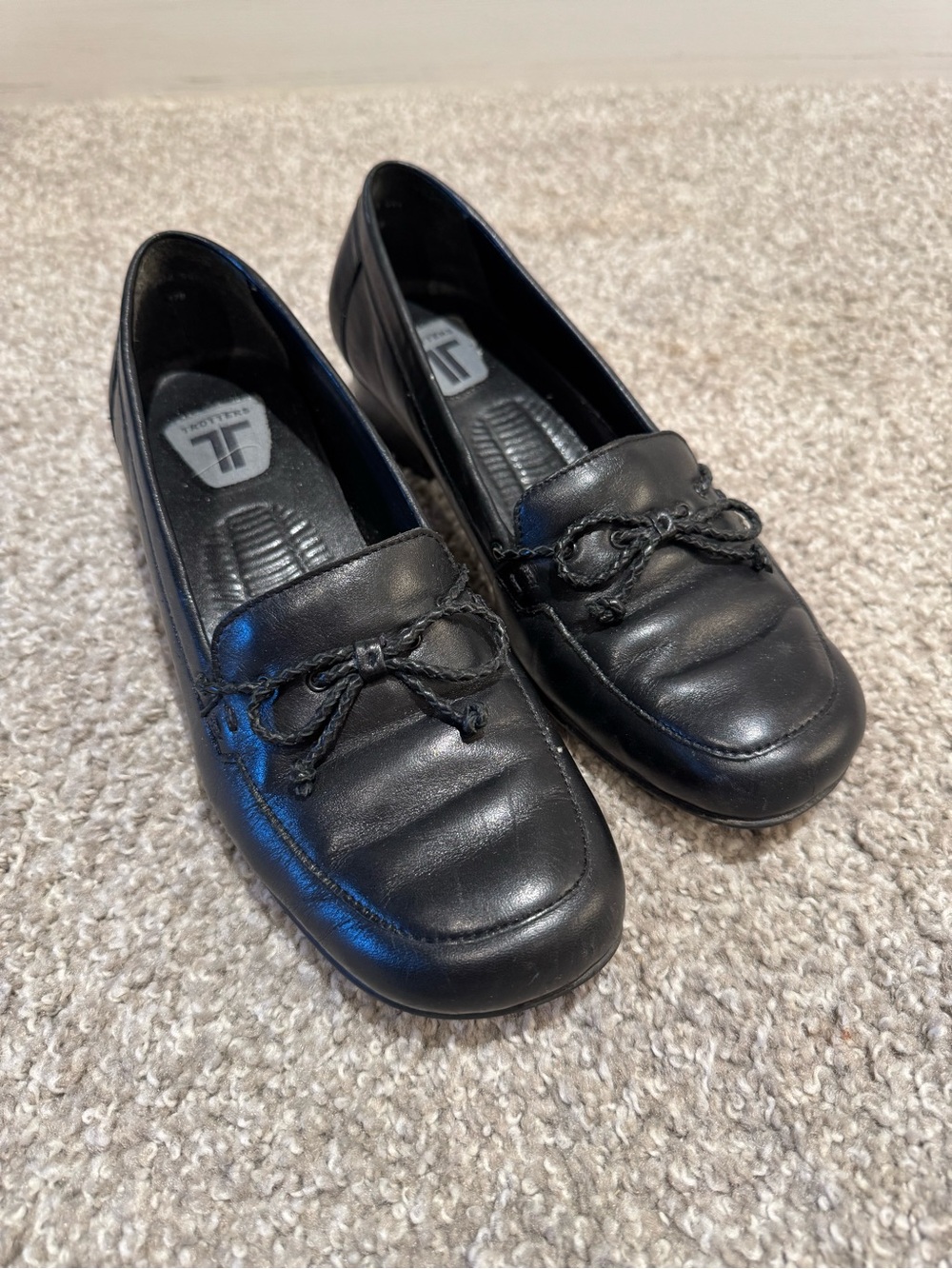 Trotters Black Leather Slip-On Loafers with Braided Bow